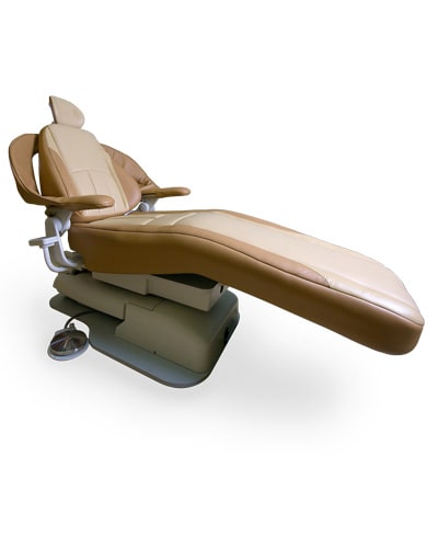 EP390 ergonomic stool with contoured seat, backrest, and five-wheel base designed for clinical environments.